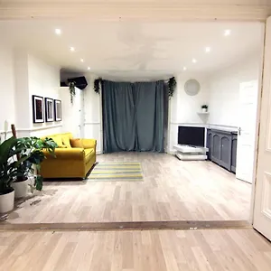 Spacious Multi-room Apartment London
